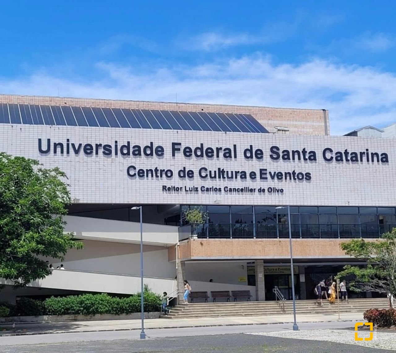 Prédio com 326m², 4 garagens, no bairro Pantanal em Florianópolis