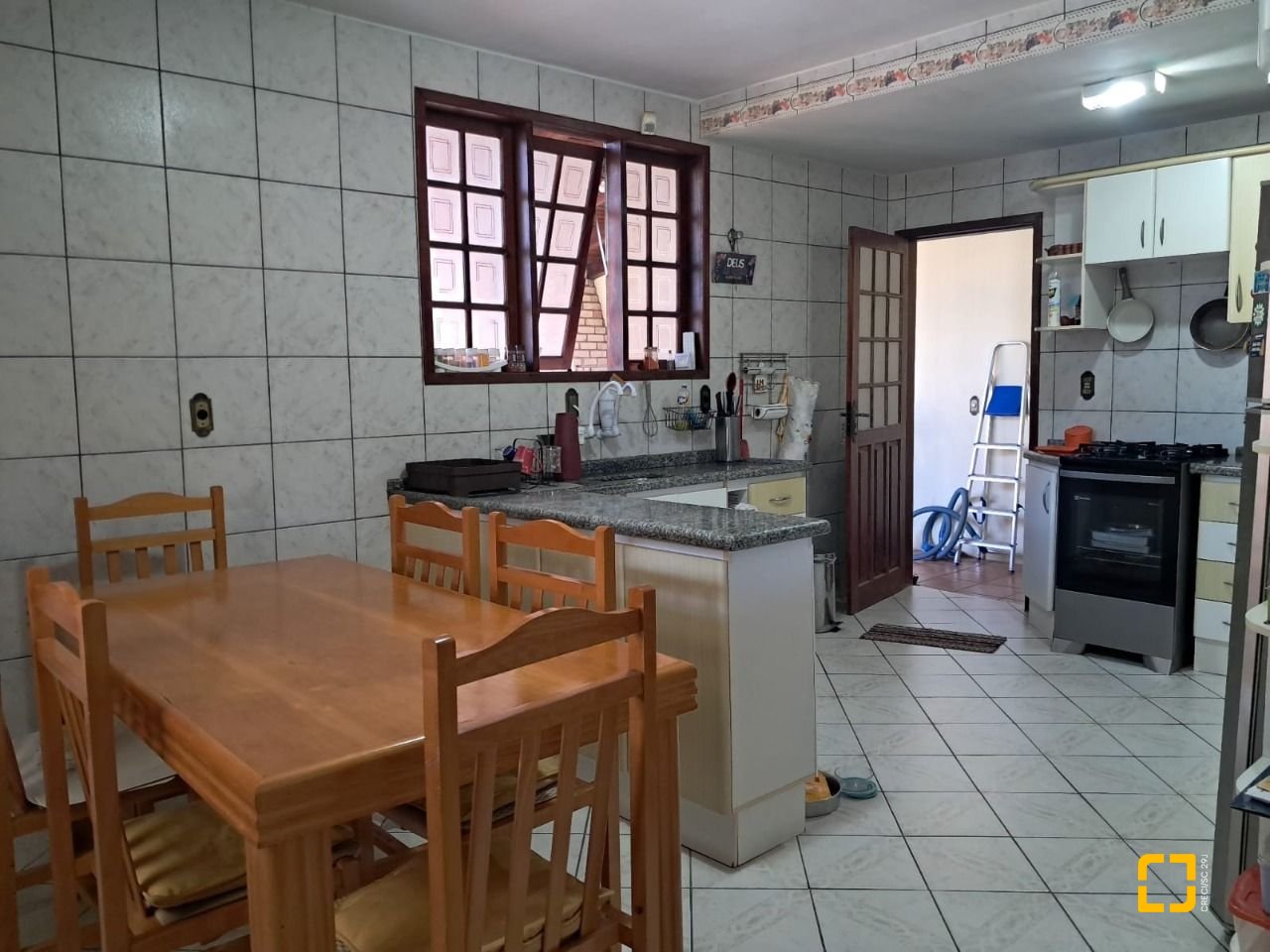 Casa com 195m², 4 quartos (sendo 1 suíte), 2 garagens, no bairro Campeche em Florianópolis