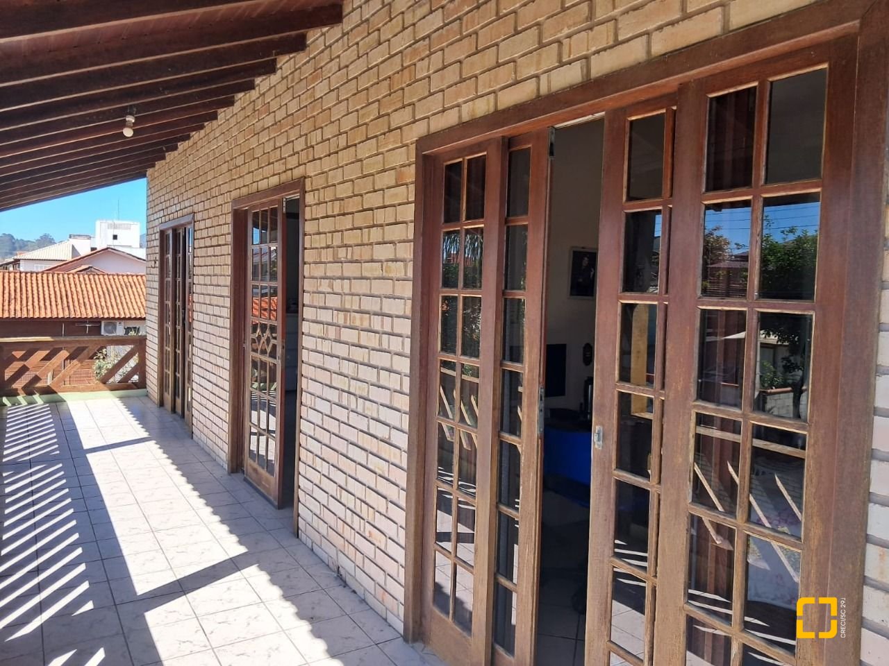 Casa com 195m², 4 quartos (sendo 1 suíte), 2 garagens, no bairro Campeche em Florianópolis