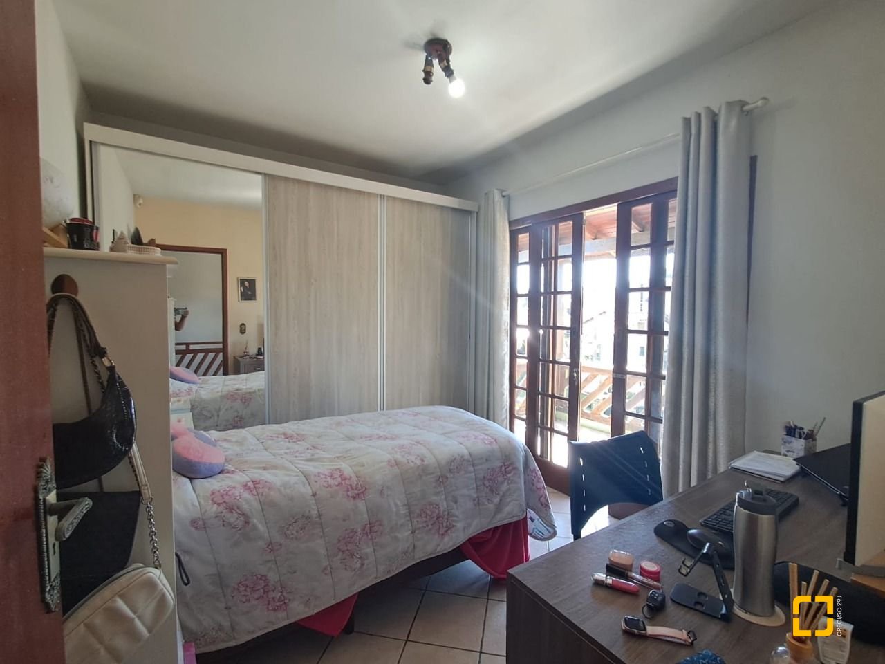 Casa com 195m², 4 quartos (sendo 1 suíte), 2 garagens, no bairro Campeche em Florianópolis