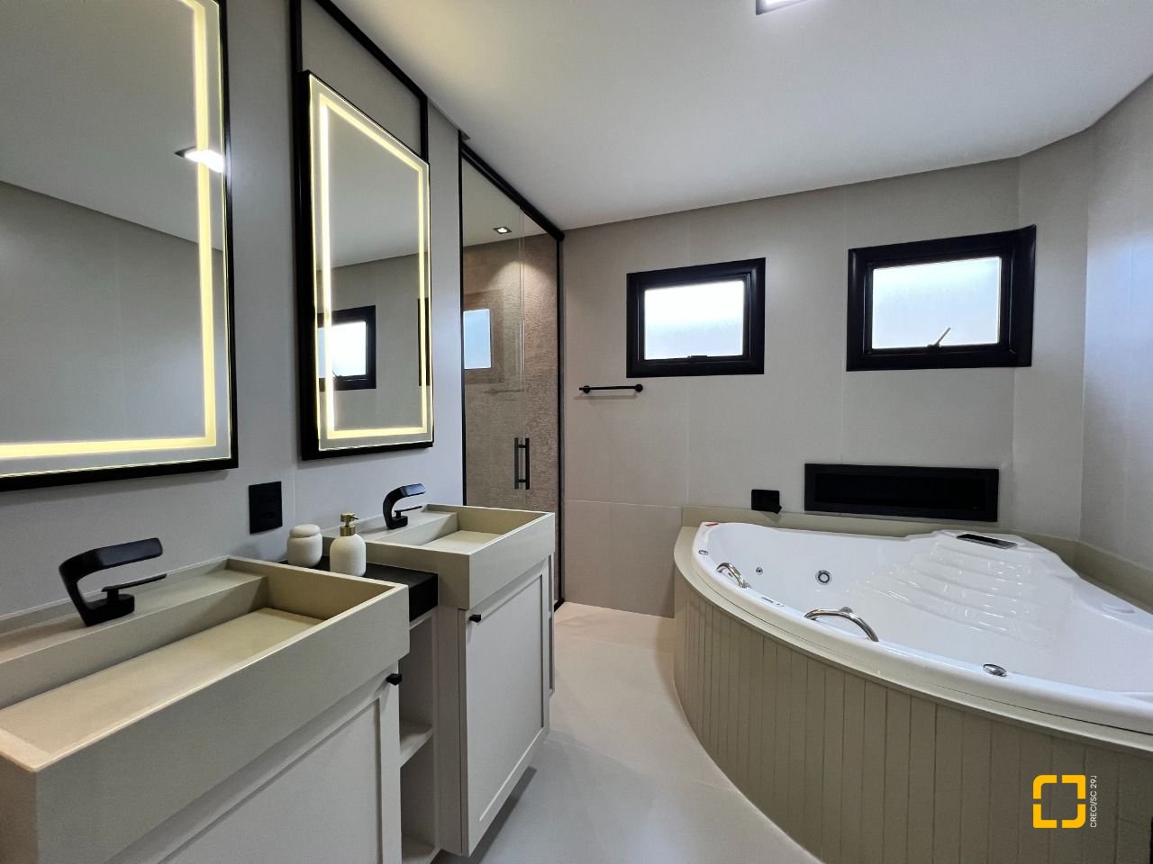 Casa de Condomínio com 404m², 4 quartos (sendo 4 suítes), 2 garagens, no bairro Ingleses em Florianópolis