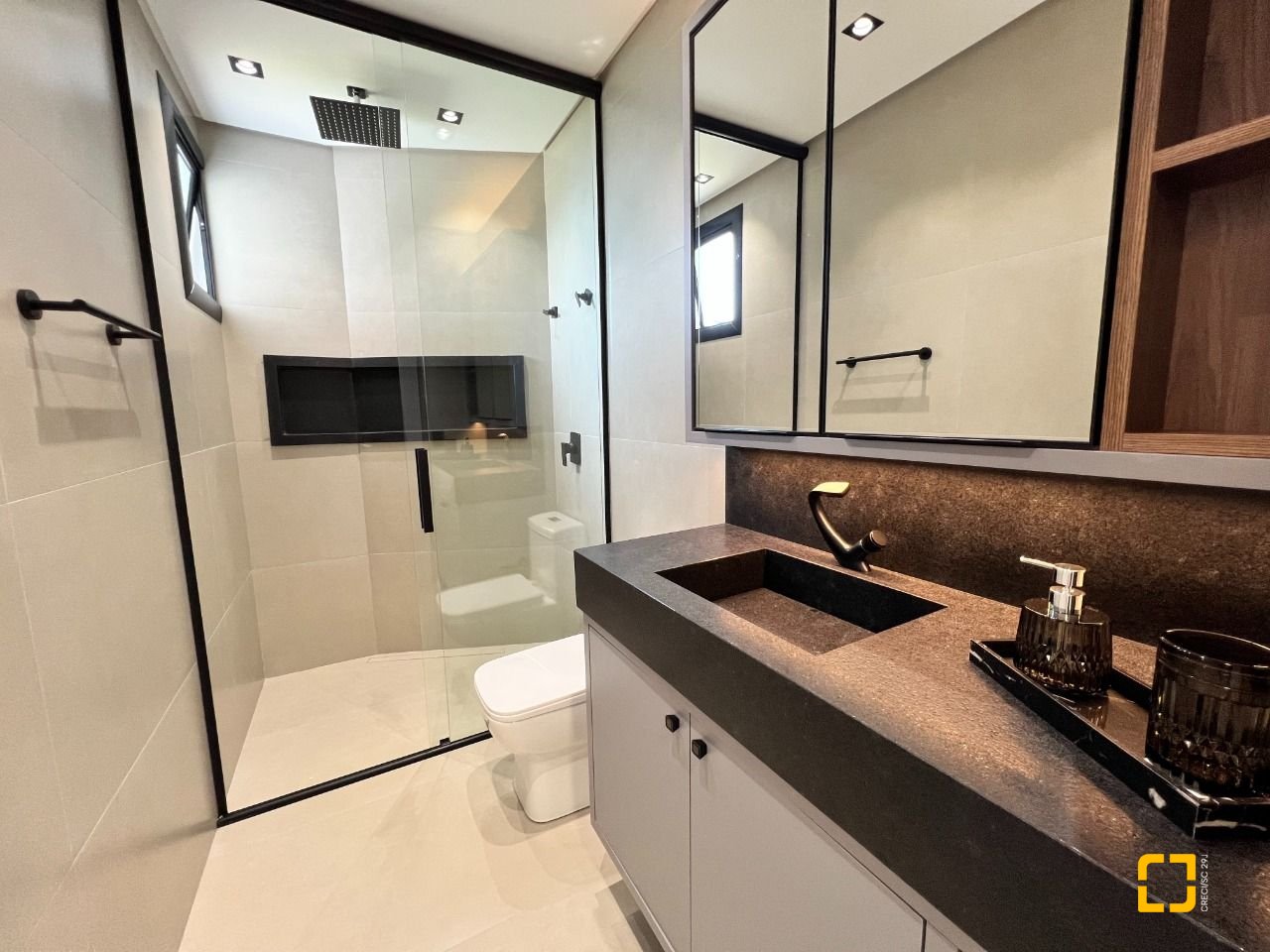 Casa de Condomínio com 404m², 4 quartos (sendo 4 suítes), 2 garagens, no bairro Ingleses em Florianópolis