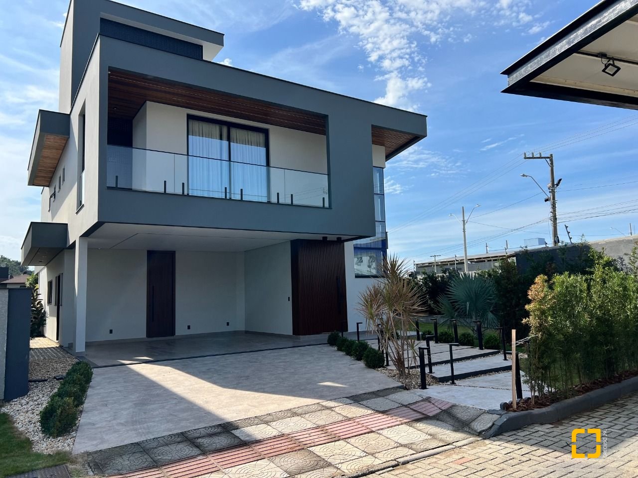 Casa de Condomínio com 404m², 4 quartos (sendo 4 suítes), 2 garagens, no bairro Ingleses em Florianópolis