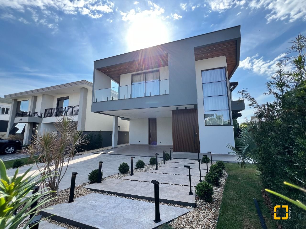 Casa de Condomínio com 404m², 4 quartos (sendo 4 suítes), 2 garagens, no bairro Ingleses em Florianópolis