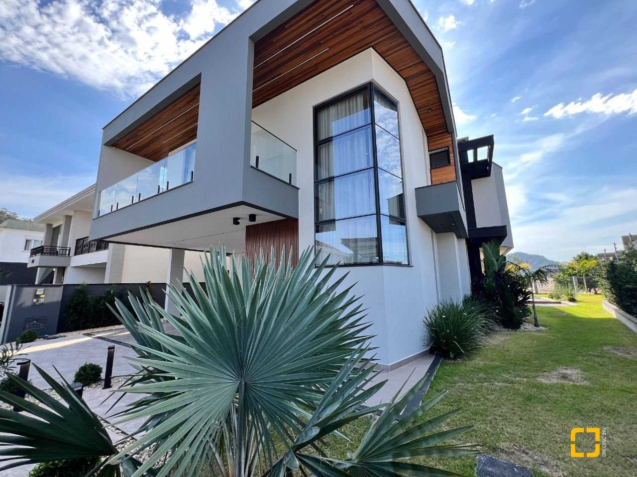 Casa de Condomínio com 404m², 4 quartos (sendo 4 suítes), 2 garagens, no bairro Ingleses em Florianópolis
