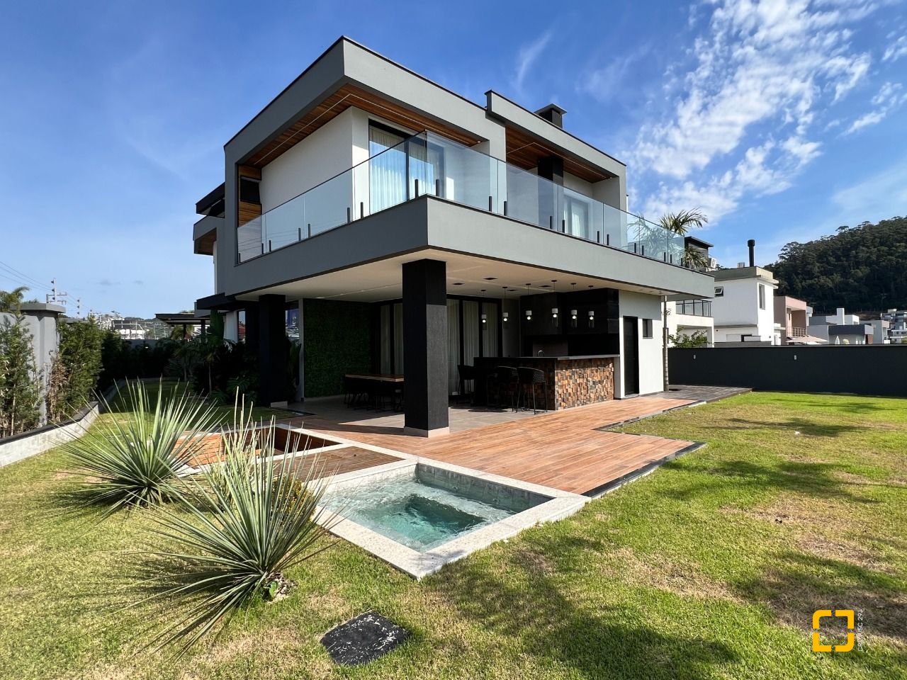 Casa de Condomínio com 404m², 4 quartos (sendo 4 suítes), 2 garagens, no bairro Ingleses em Florianópolis