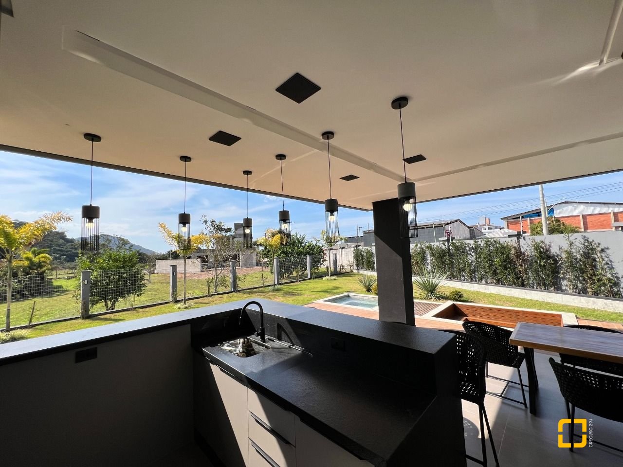 Casa de Condomínio com 404m², 4 quartos (sendo 4 suítes), 2 garagens, no bairro Ingleses em Florianópolis