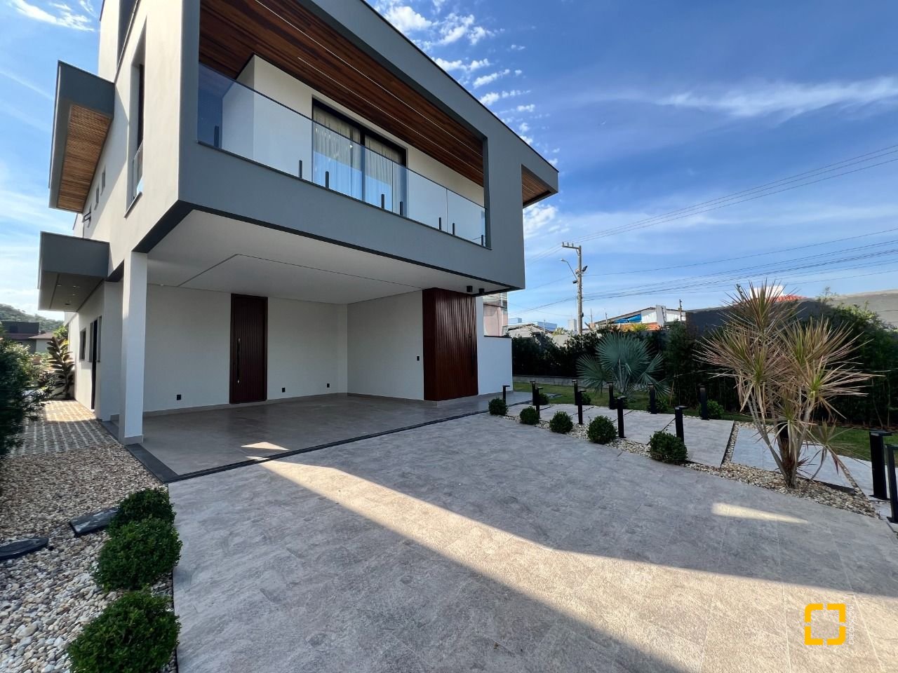 Casa de Condomínio com 404m², 4 quartos (sendo 4 suítes), 2 garagens, no bairro Ingleses em Florianópolis