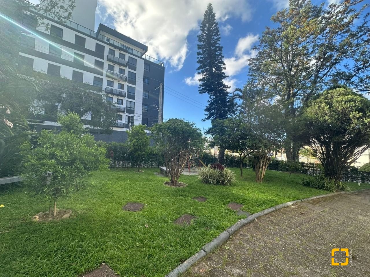 Apartamento com 91m², 4 quartos (sendo 1 suíte), 1 garagem, no bairro Carvoeira em Florianópolis