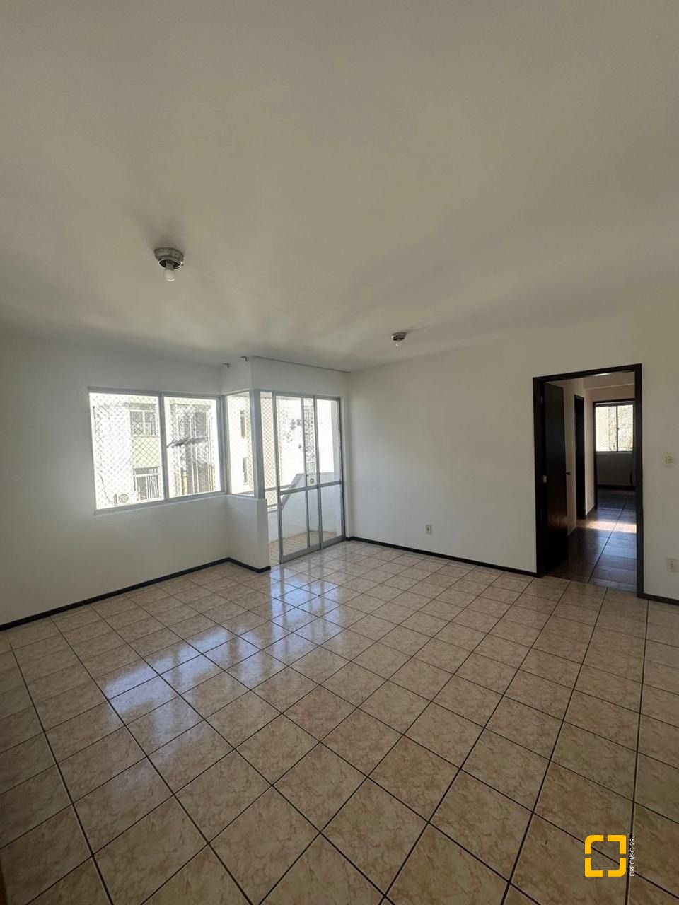 Apartamento com 91m², 4 quartos (sendo 1 suíte), 1 garagem, no bairro Carvoeira em Florianópolis