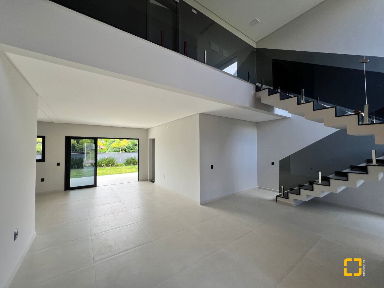 Casa de Condomínio com 272m², 6 quartos (sendo 3 suítes), 2 garagens, no bairro Rio Vermelho em Florianópolis