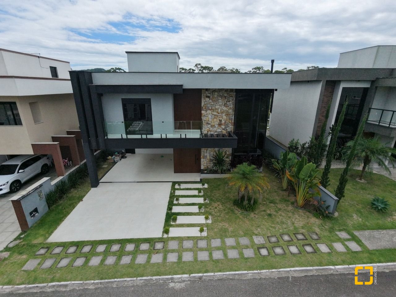 Casa de Condomínio com 272m², 6 quartos (sendo 3 suítes), 2 garagens, no bairro Rio Vermelho em Florianópolis