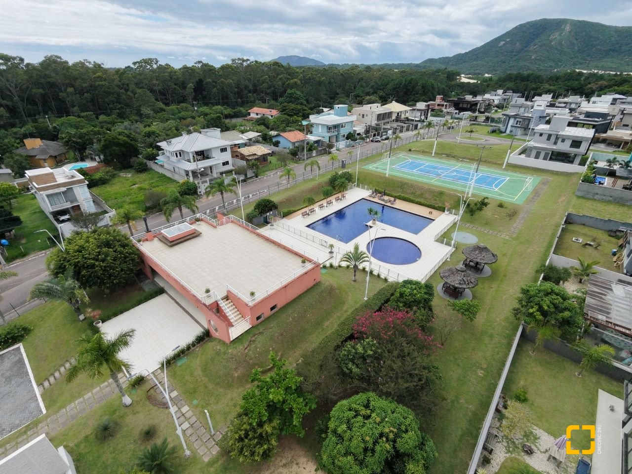 Casa de Condomínio com 272m², 6 quartos (sendo 3 suítes), 2 garagens, no bairro Rio Vermelho em Florianópolis