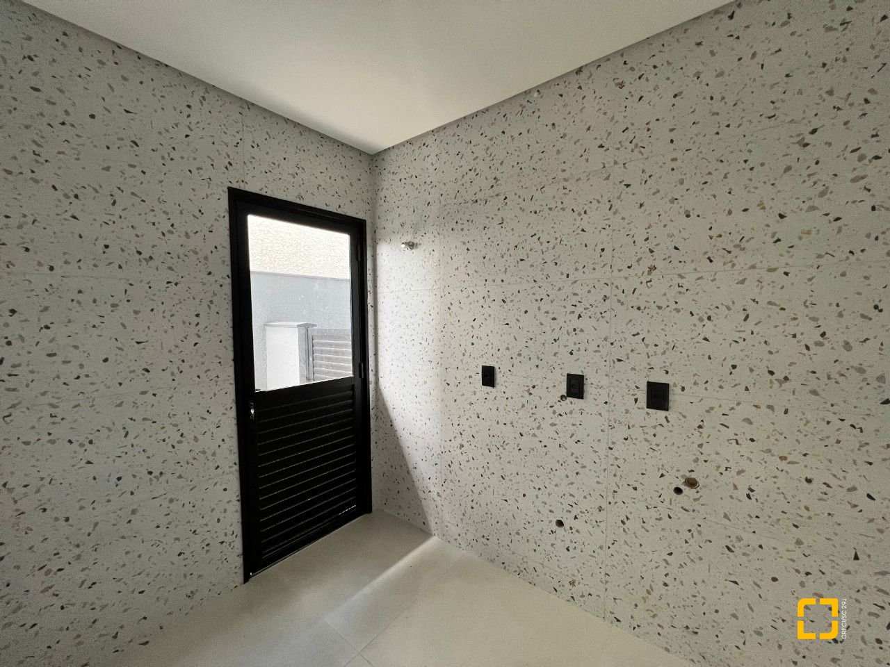 Casa de Condomínio com 272m², 6 quartos (sendo 3 suítes), 2 garagens, no bairro Rio Vermelho em Florianópolis
