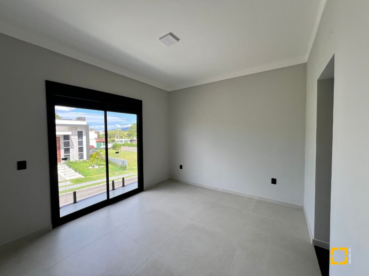 Casa de Condomínio com 272m², 6 quartos (sendo 3 suítes), 2 garagens, no bairro Rio Vermelho em Florianópolis