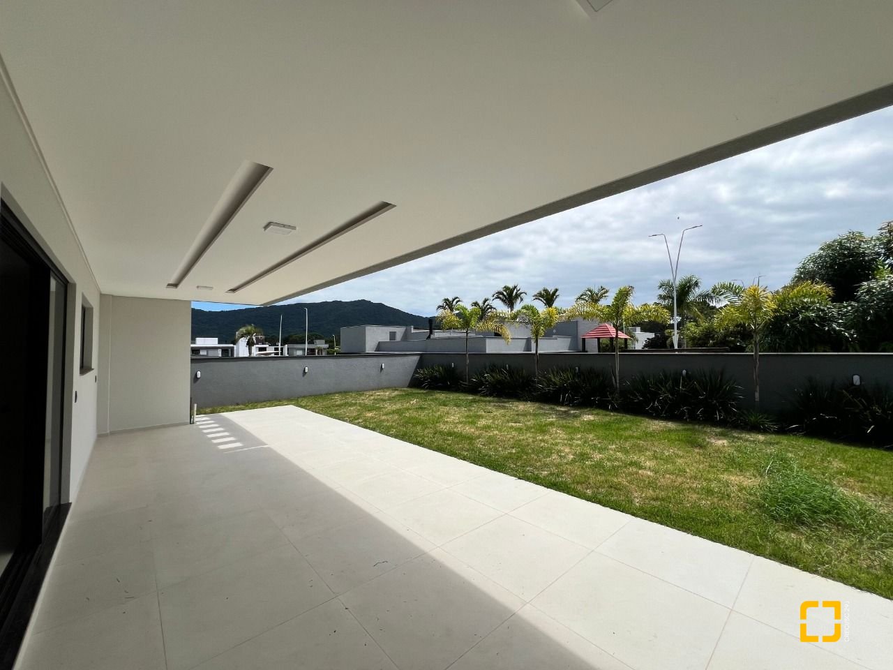 Casa de Condomínio com 272m², 6 quartos (sendo 3 suítes), 2 garagens, no bairro Rio Vermelho em Florianópolis