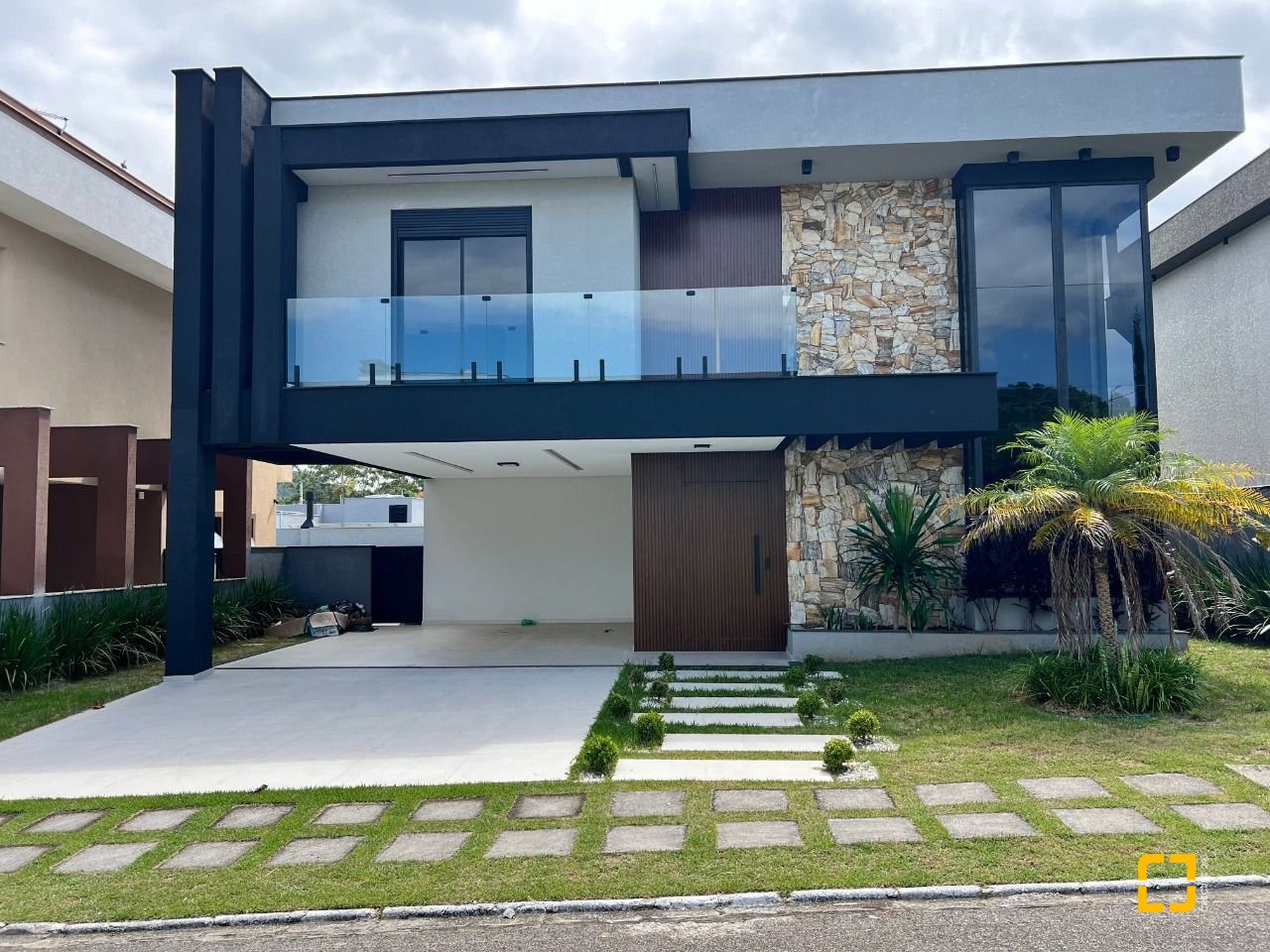 Casa de Condomínio com 272m², 6 quartos (sendo 3 suítes), 2 garagens, no bairro Rio Vermelho em Florianópolis