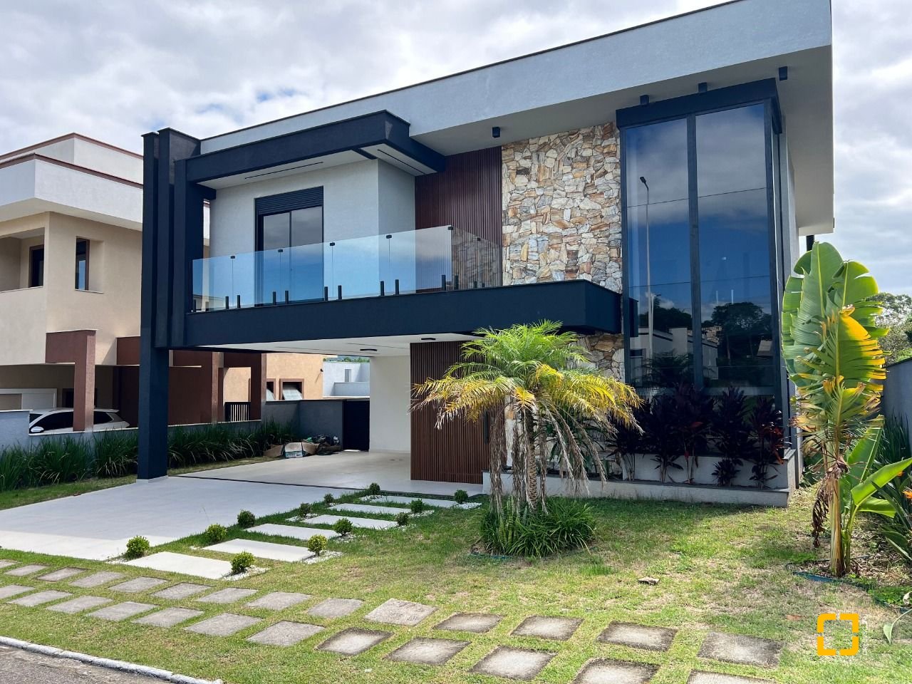 Casa de Condomínio com 272m², 6 quartos (sendo 3 suítes), 2 garagens, no bairro Rio Vermelho em Florianópolis