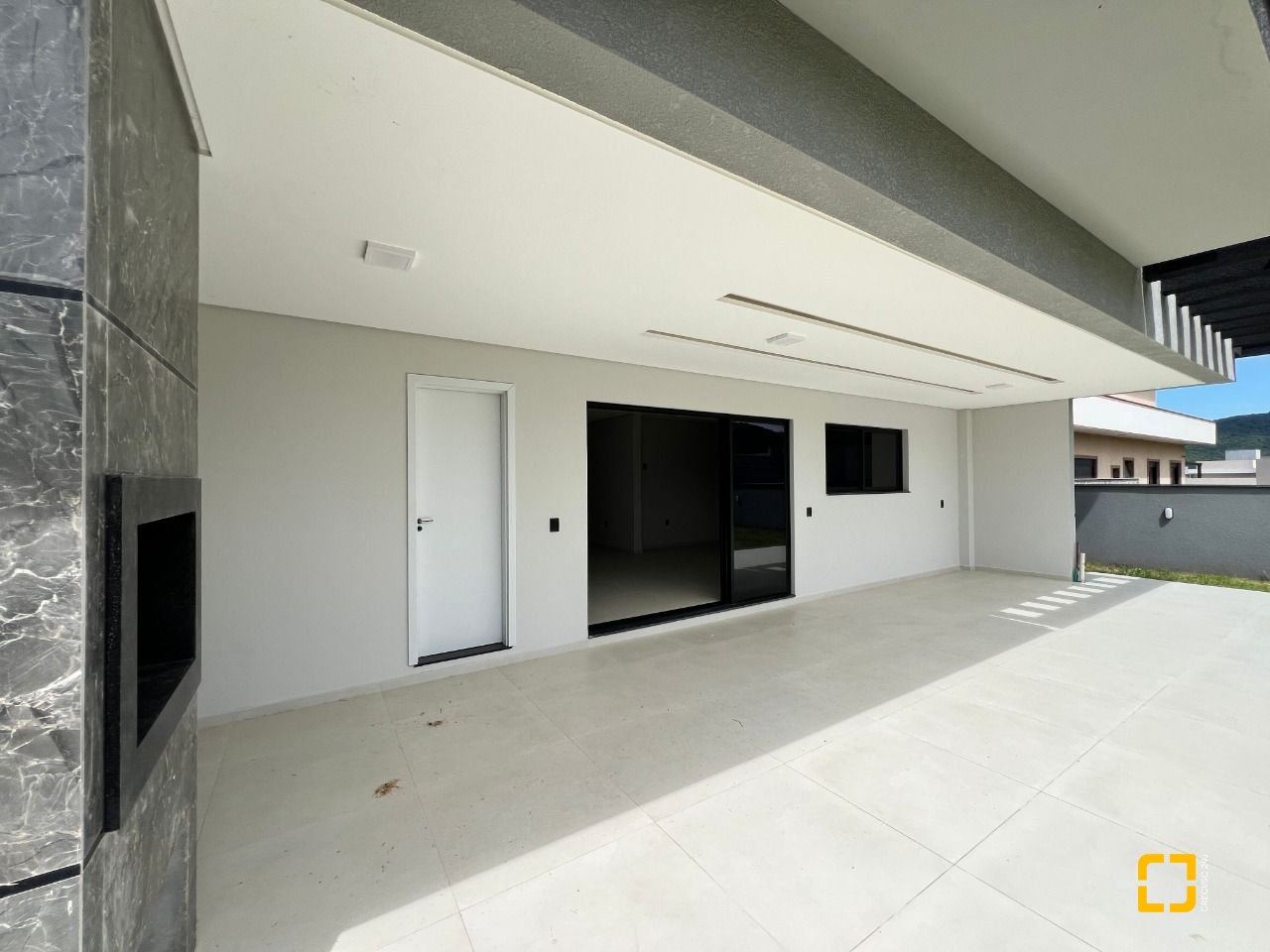 Casa de Condomínio com 272m², 6 quartos (sendo 3 suítes), 2 garagens, no bairro Rio Vermelho em Florianópolis