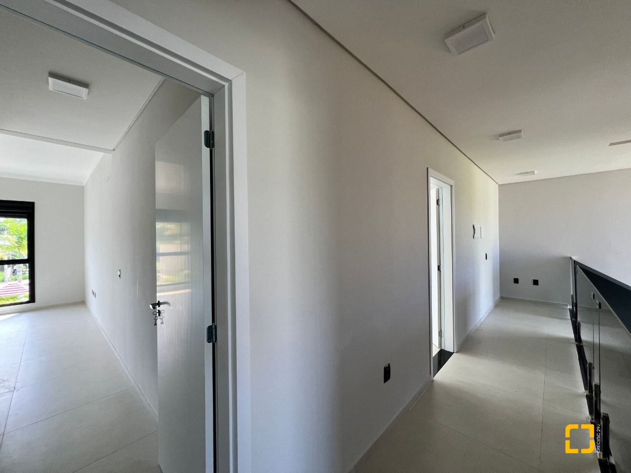 Casa de Condomínio com 272m², 6 quartos (sendo 3 suítes), 2 garagens, no bairro Rio Vermelho em Florianópolis