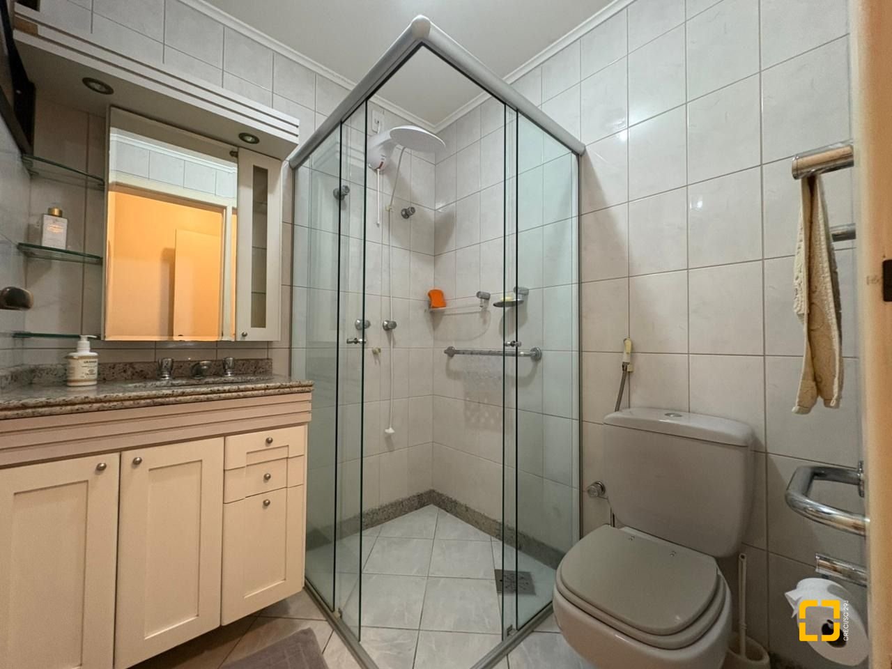 Apartamento com 139m², 5 quartos (sendo 1 suíte), 2 garagens, no bairro Centro em Florianópolis