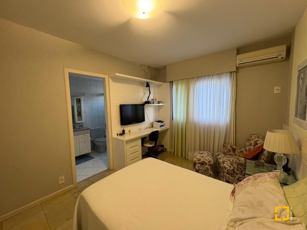 Apartamento com 139m², 5 quartos (sendo 1 suíte), 2 garagens, no bairro Centro em Florianópolis