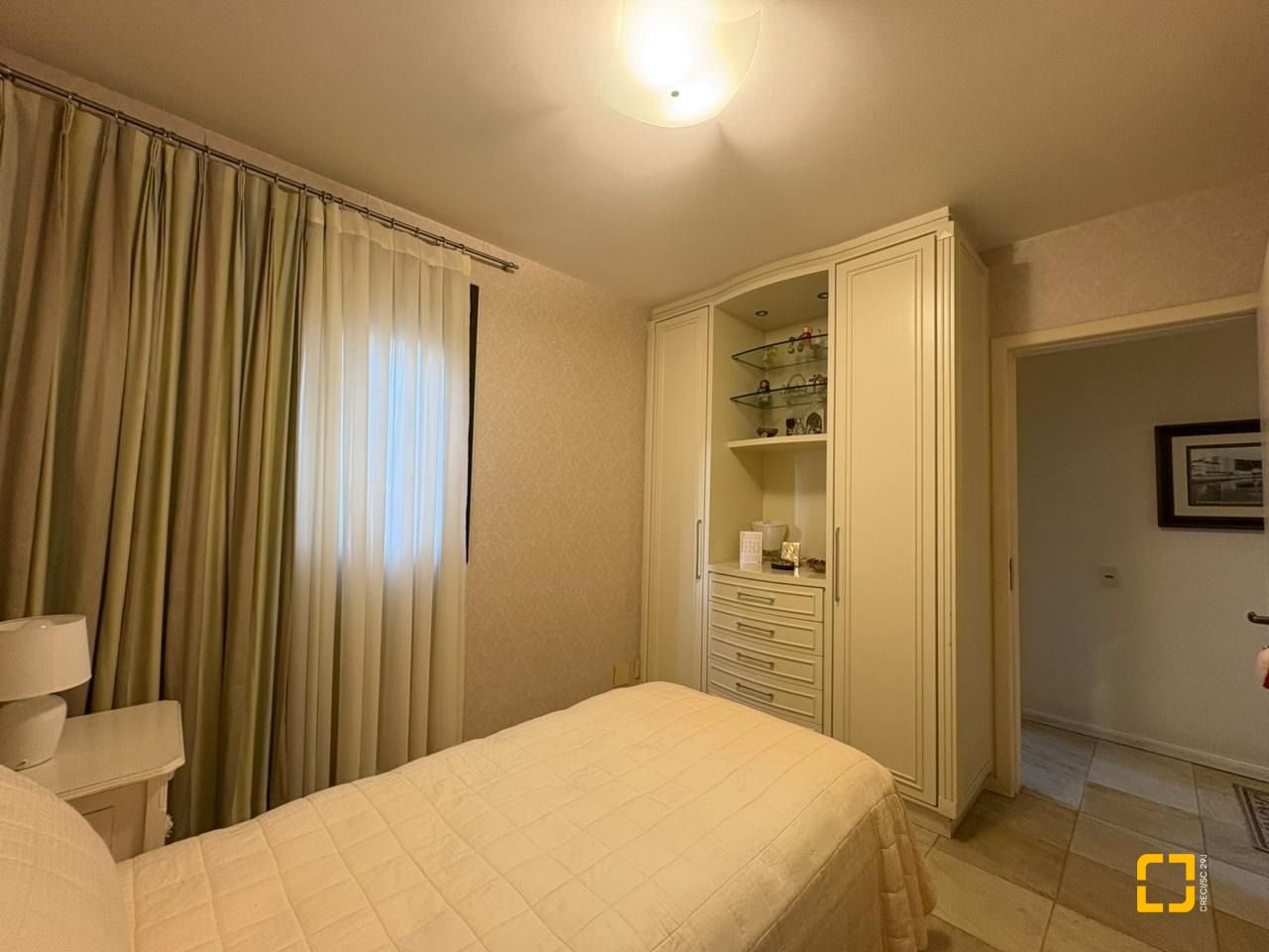 Apartamento com 139m², 5 quartos (sendo 1 suíte), 2 garagens, no bairro Centro em Florianópolis
