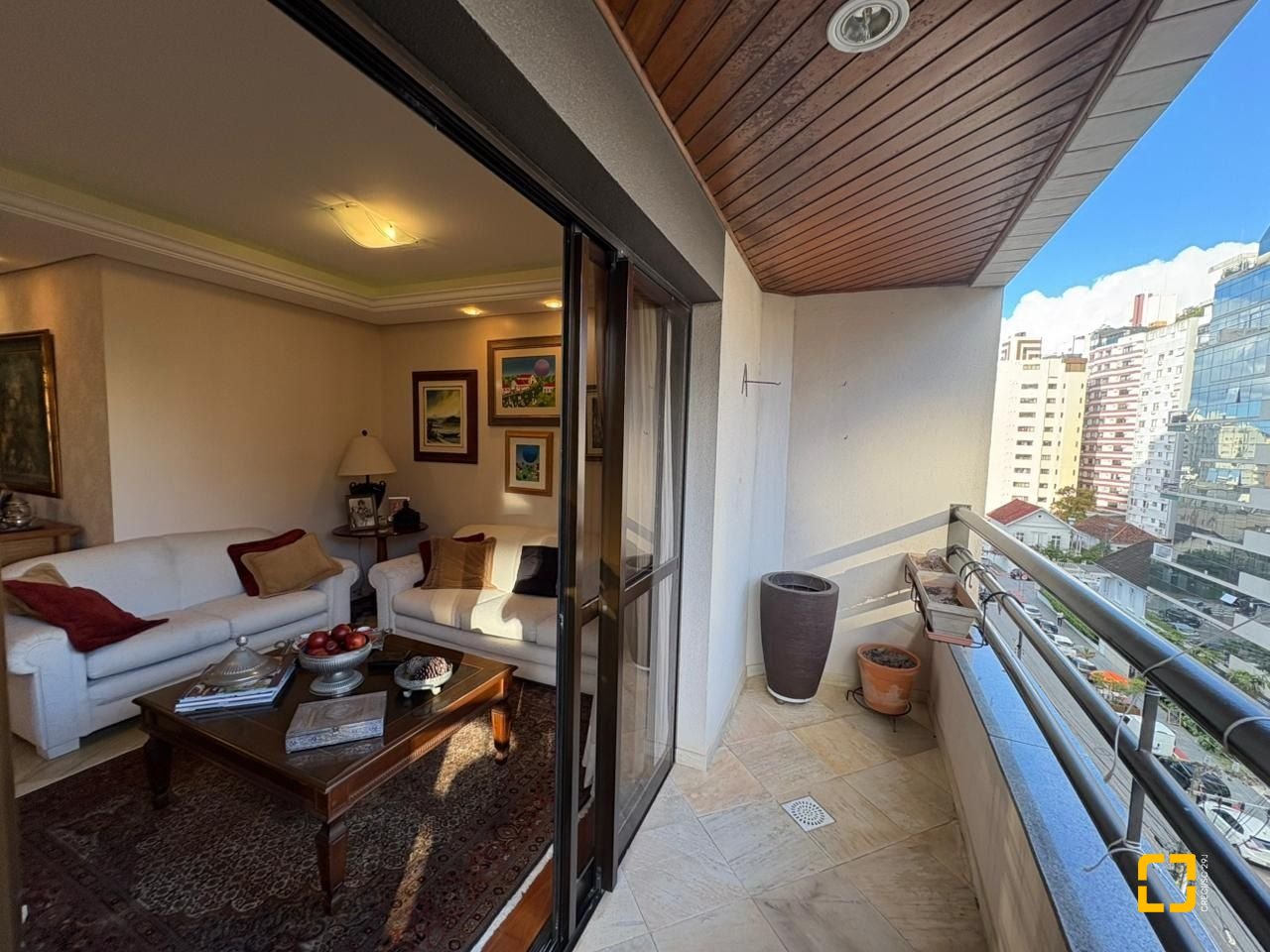 Apartamento com 139m², 5 quartos (sendo 1 suíte), 2 garagens, no bairro Centro em Florianópolis