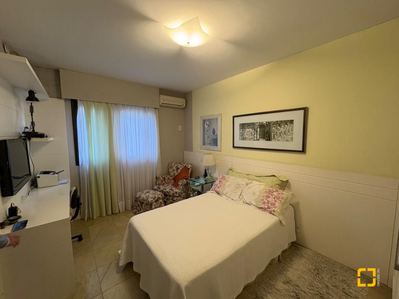 Apartamento com 139m², 5 quartos (sendo 1 suíte), 2 garagens, no bairro Centro em Florianópolis