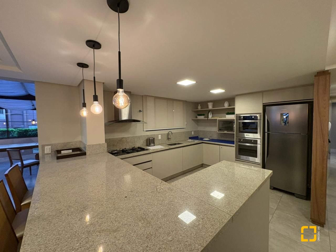 Apartamento com 139m², 5 quartos (sendo 1 suíte), 2 garagens, no bairro Centro em Florianópolis