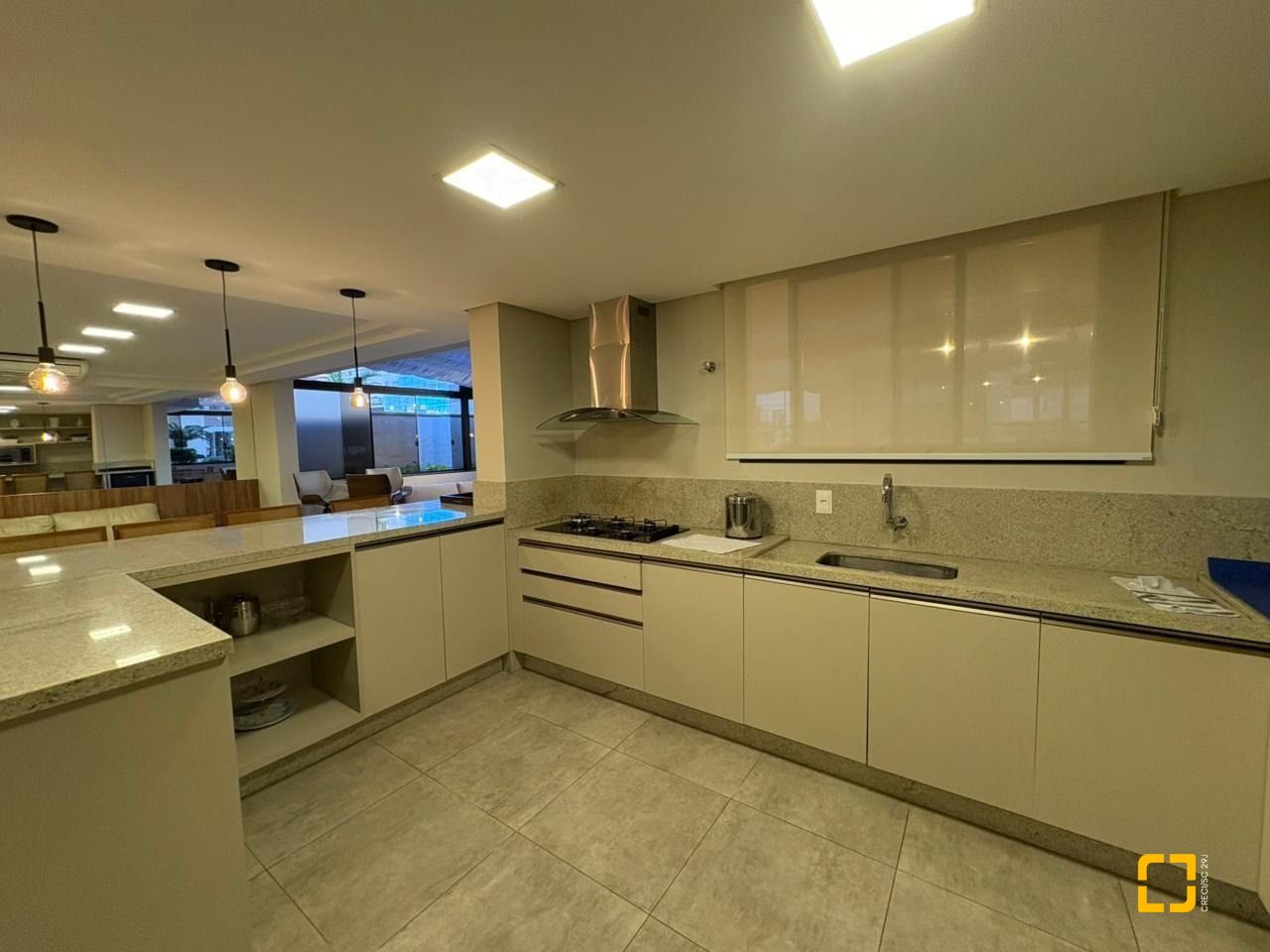 Apartamento com 139m², 5 quartos (sendo 1 suíte), 2 garagens, no bairro Centro em Florianópolis