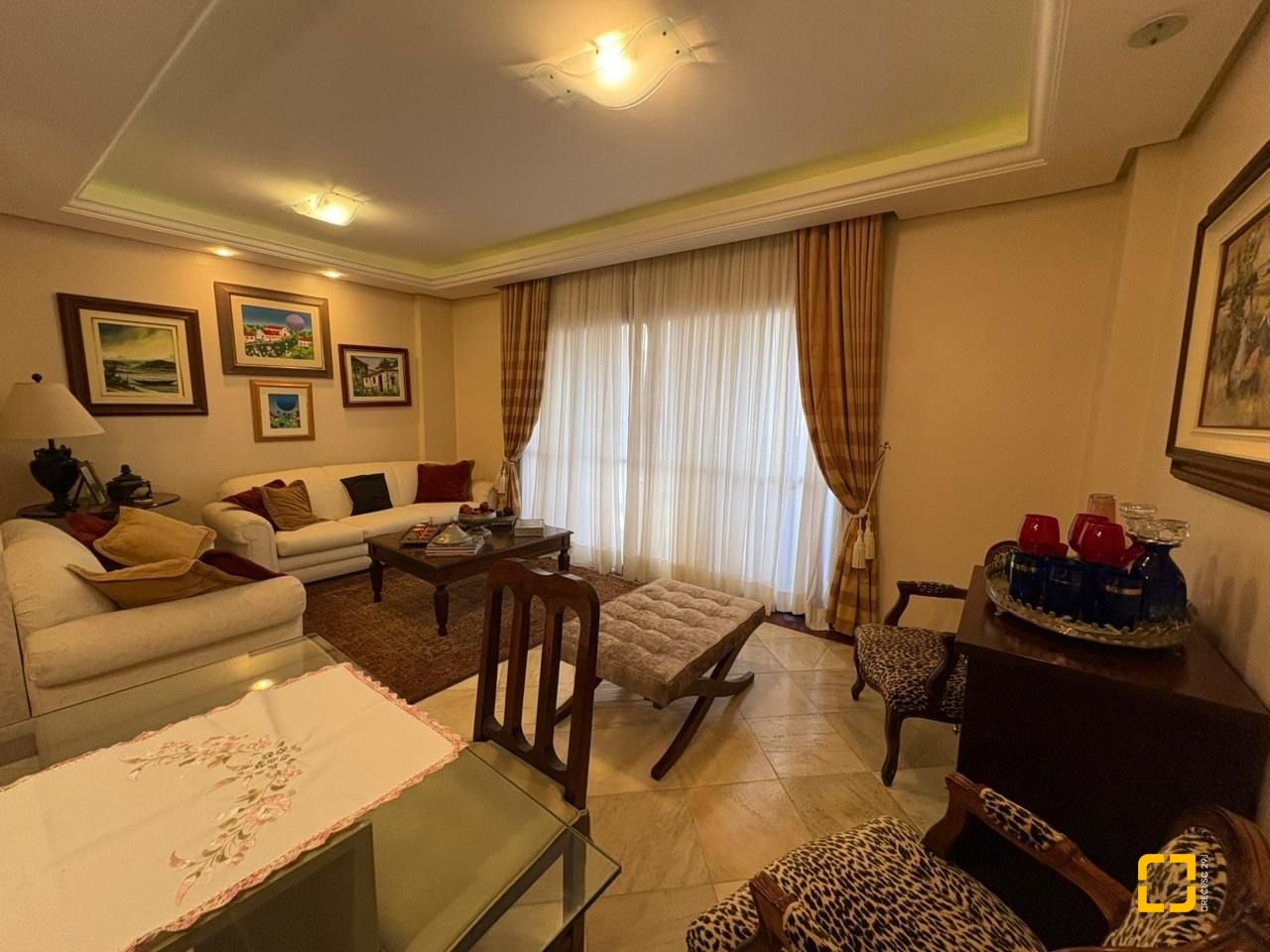 Apartamento com 139m², 5 quartos (sendo 1 suíte), 2 garagens, no bairro Centro em Florianópolis