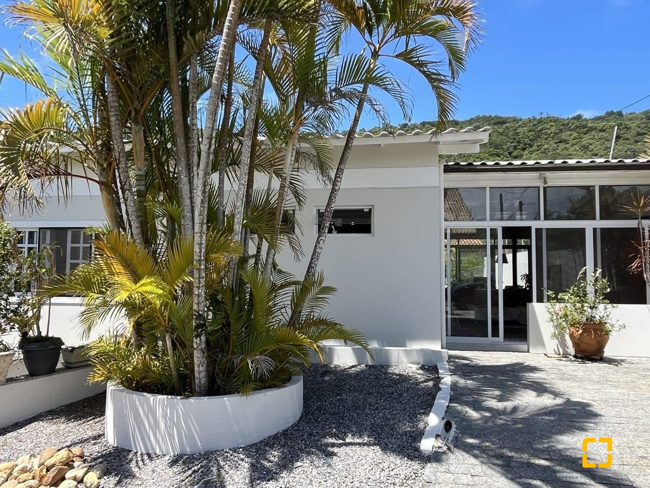 Casa de Condomínio com 185m², 4 quartos (sendo 3 suítes), 2 garagens, no bairro Ponta das Canas em Florianópolis