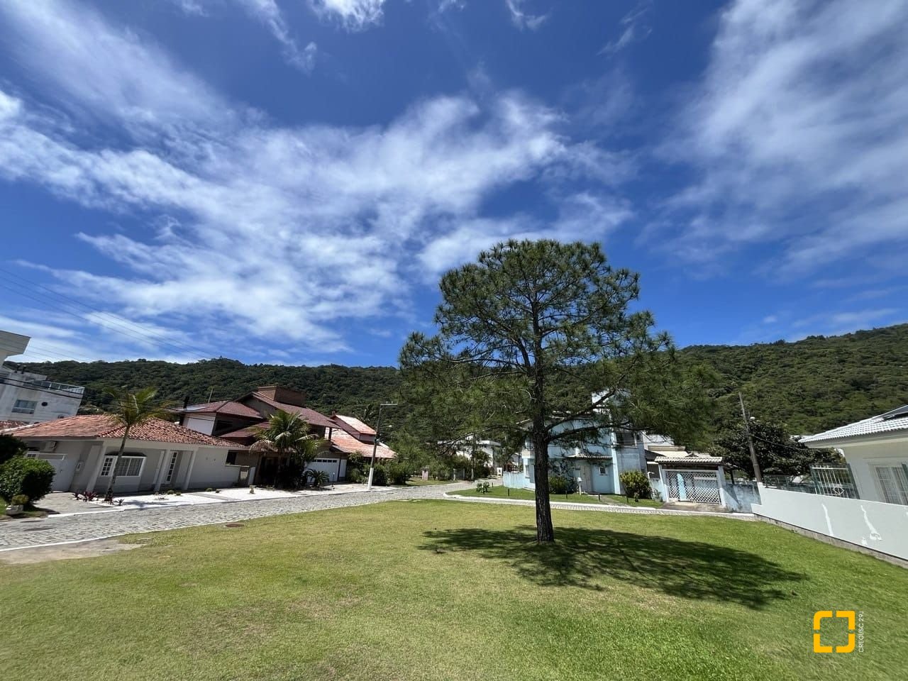 Casa de Condomínio com 185m², 4 quartos (sendo 3 suítes), 2 garagens, no bairro Ponta das Canas em Florianópolis
