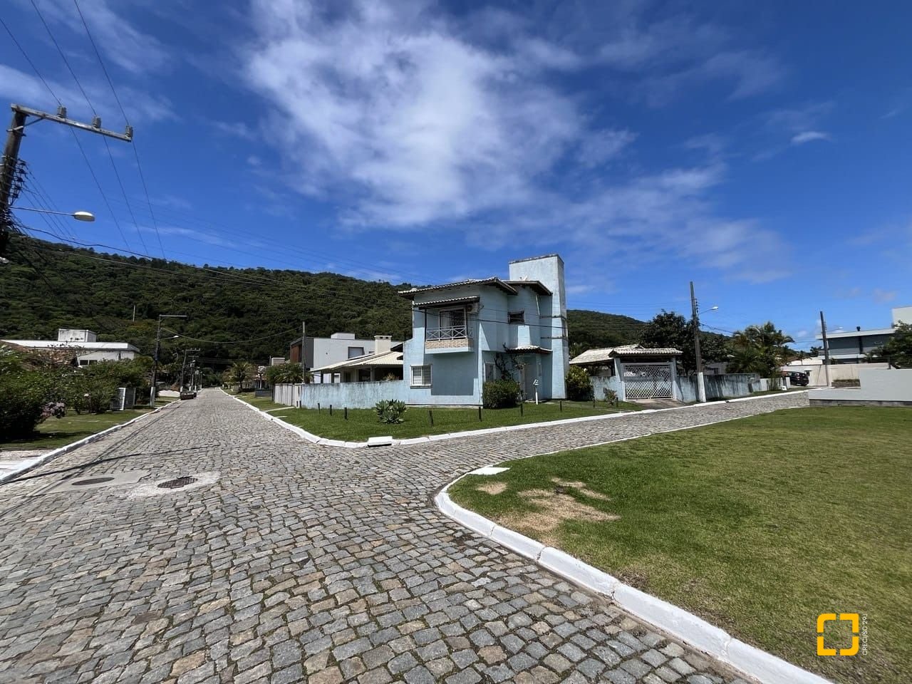 Casa de Condomínio com 185m², 4 quartos (sendo 3 suítes), 2 garagens, no bairro Ponta das Canas em Florianópolis