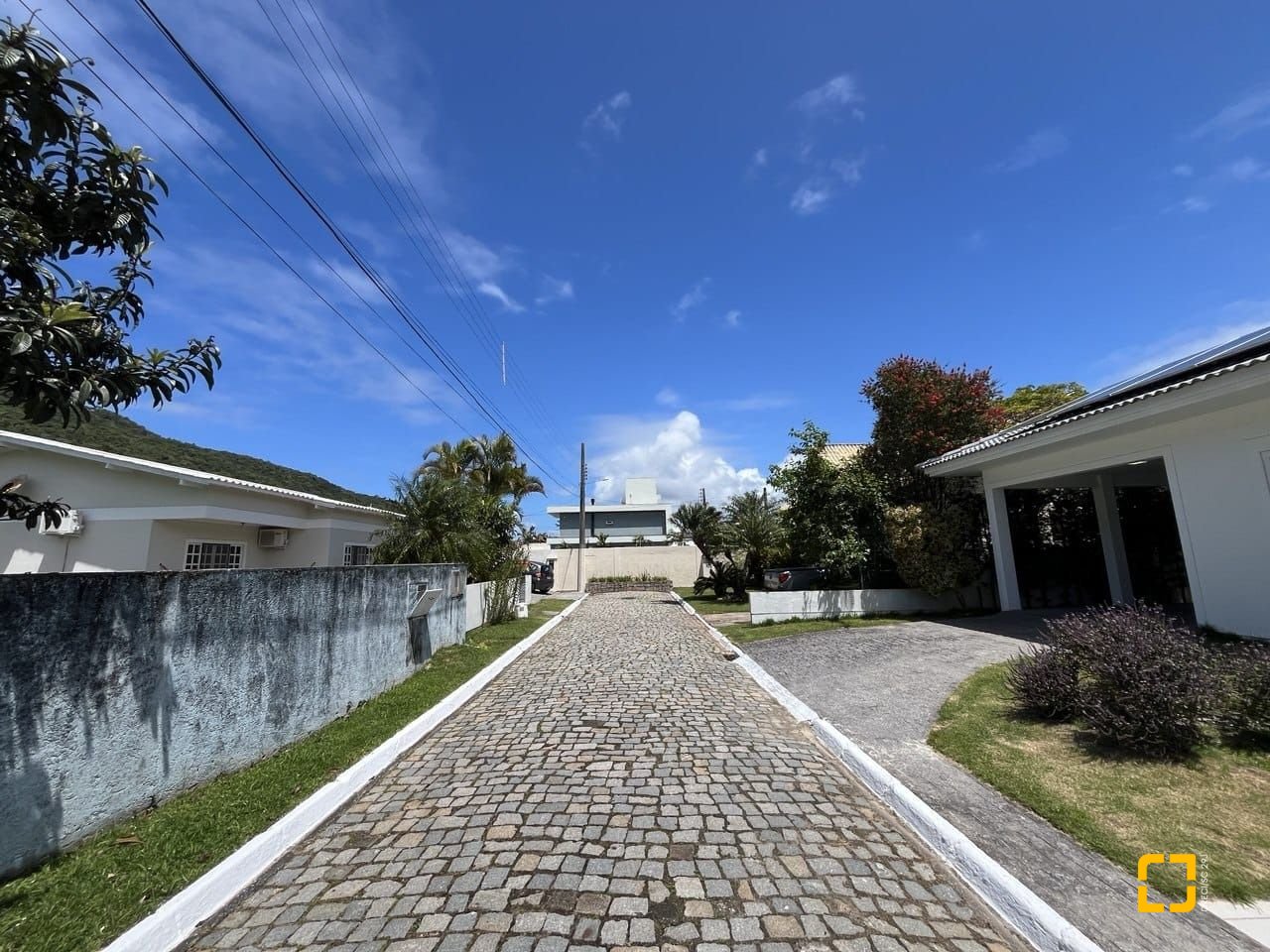 Casa de Condomínio com 185m², 4 quartos (sendo 3 suítes), 2 garagens, no bairro Ponta das Canas em Florianópolis