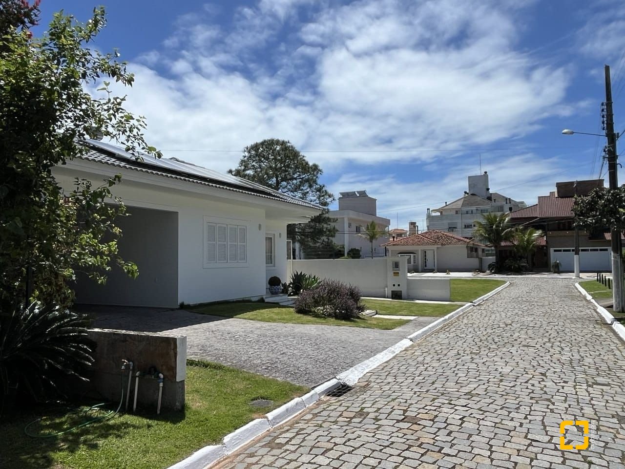 Casa de Condomínio com 185m², 4 quartos (sendo 3 suítes), 2 garagens, no bairro Ponta das Canas em Florianópolis