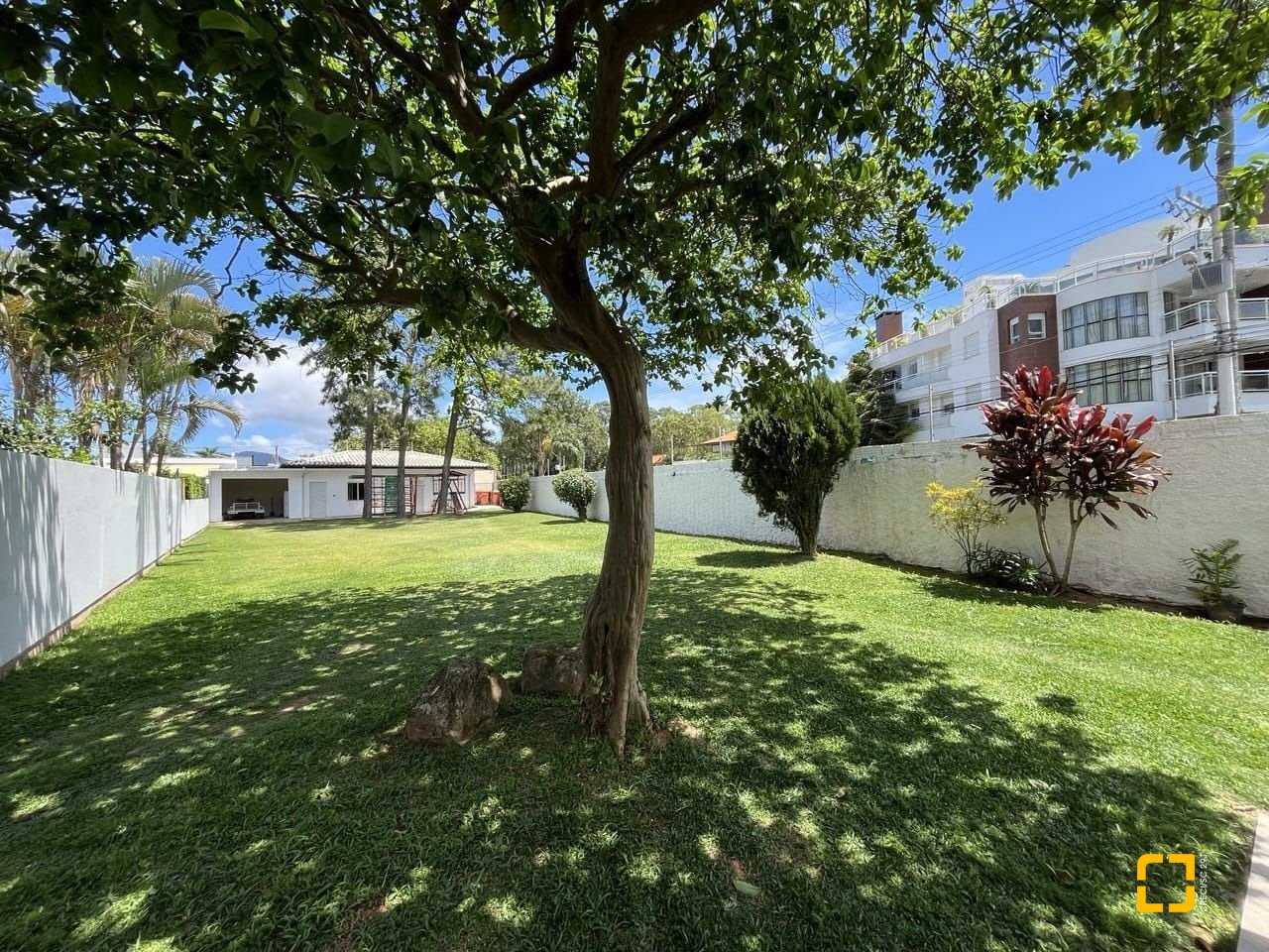 Casa de Condomínio com 185m², 4 quartos (sendo 3 suítes), 2 garagens, no bairro Ponta das Canas em Florianópolis