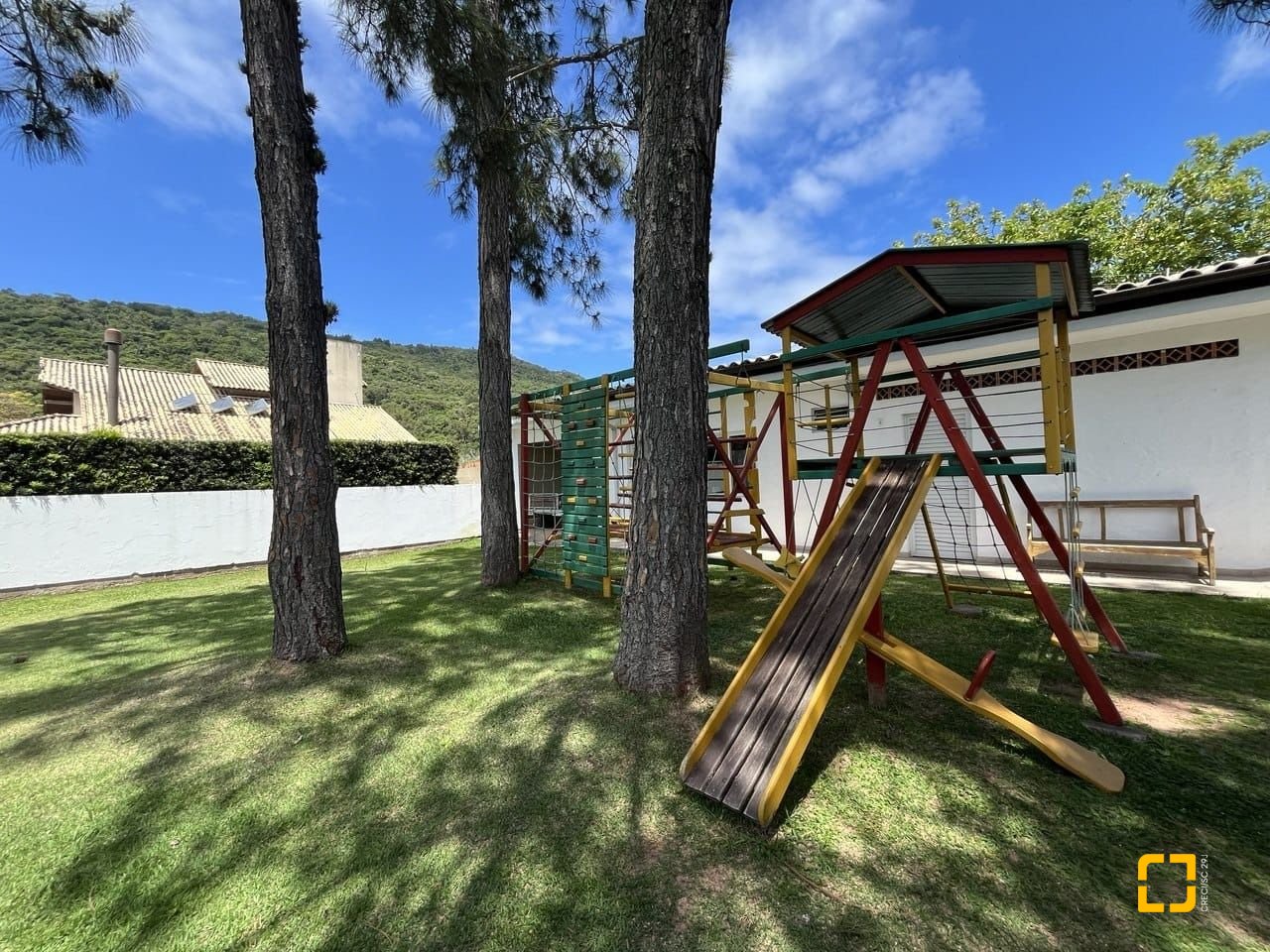Casa de Condomínio com 185m², 4 quartos (sendo 3 suítes), 2 garagens, no bairro Ponta das Canas em Florianópolis