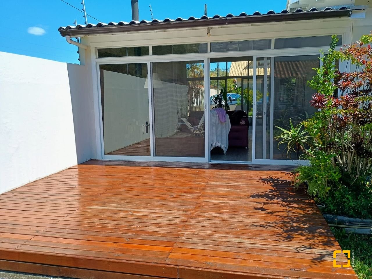 Casa de Condomínio com 185m², 4 quartos (sendo 3 suítes), 2 garagens, no bairro Ponta das Canas em Florianópolis