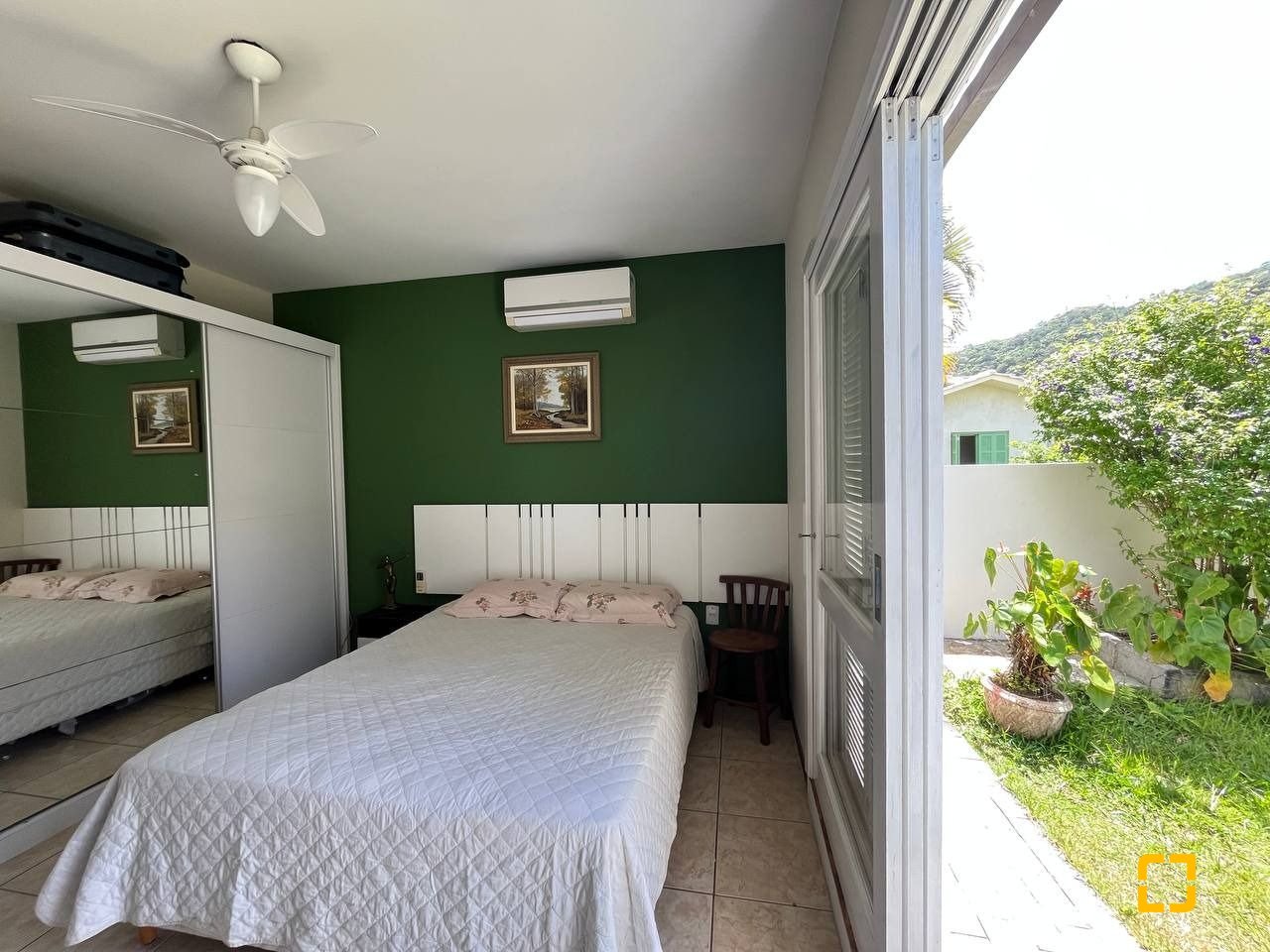 Casa de Condomínio com 185m², 4 quartos (sendo 3 suítes), 2 garagens, no bairro Ponta das Canas em Florianópolis