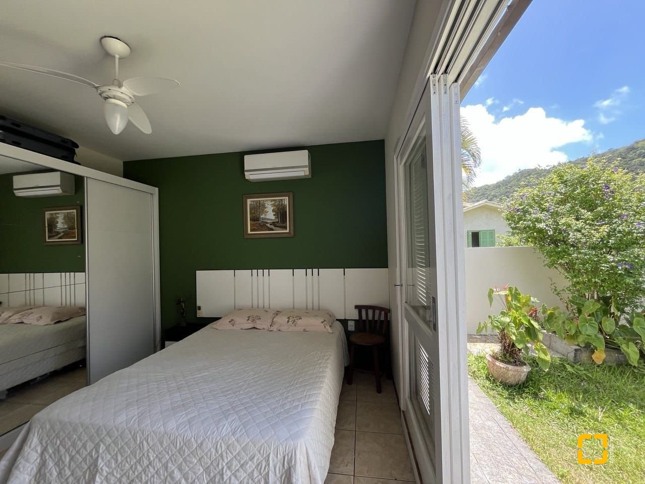 Casa de Condomínio com 185m², 4 quartos (sendo 3 suítes), 2 garagens, no bairro Ponta das Canas em Florianópolis