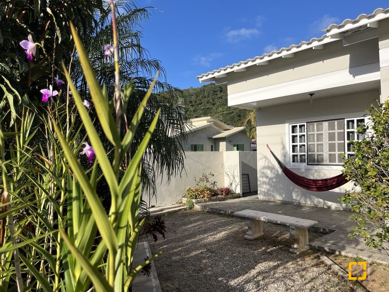 Casa de Condomínio com 185m², 4 quartos (sendo 3 suítes), 2 garagens, no bairro Ponta das Canas em Florianópolis
