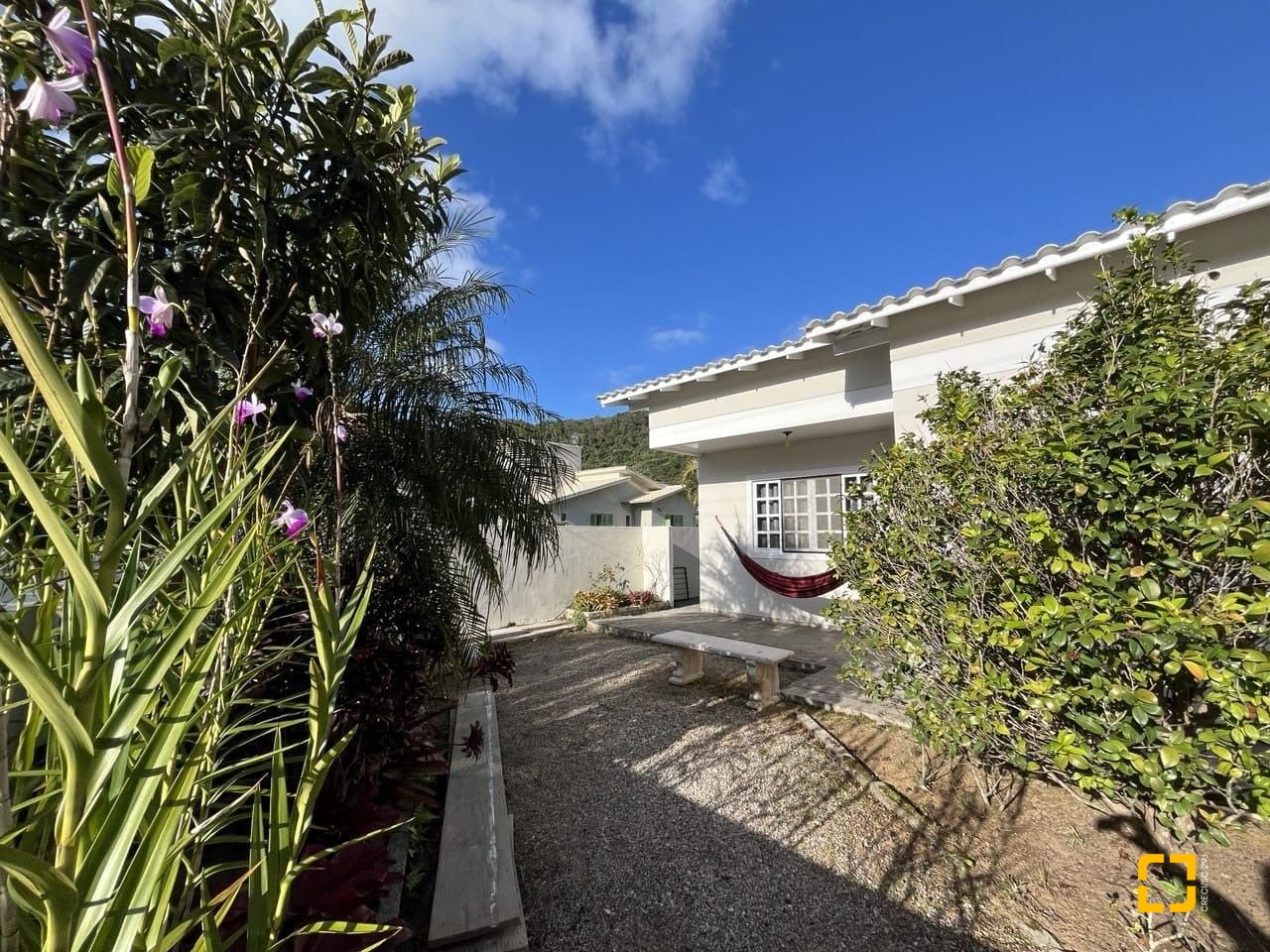 Casa de Condomínio com 185m², 4 quartos (sendo 3 suítes), 2 garagens, no bairro Ponta das Canas em Florianópolis