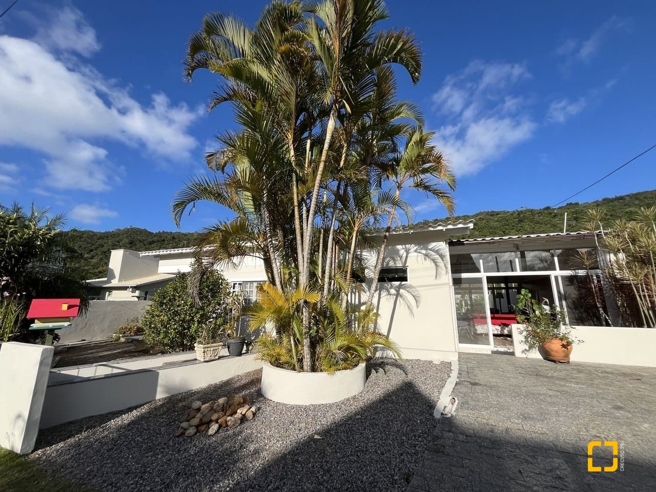Casa de Condomínio com 185m², 4 quartos (sendo 3 suítes), 2 garagens, no bairro Ponta das Canas em Florianópolis