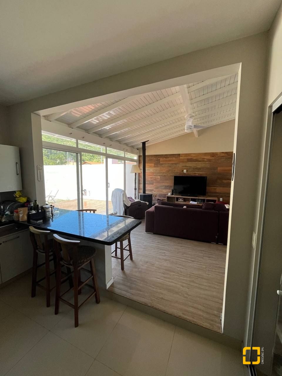 Casa de Condomínio com 185m², 4 quartos (sendo 3 suítes), 2 garagens, no bairro Ponta das Canas em Florianópolis