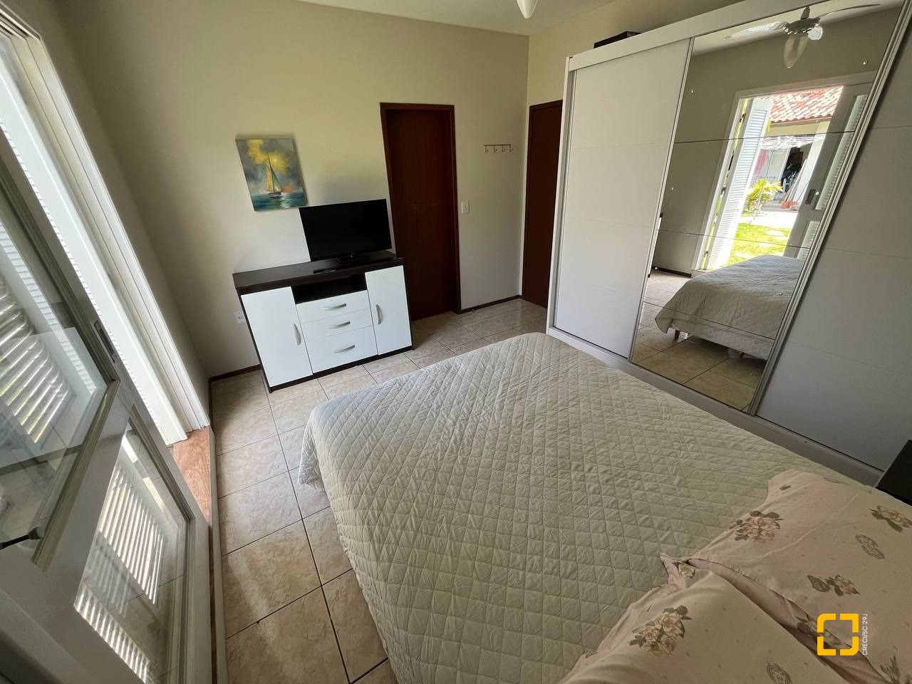 Casa de Condomínio com 185m², 4 quartos (sendo 3 suítes), 2 garagens, no bairro Ponta das Canas em Florianópolis