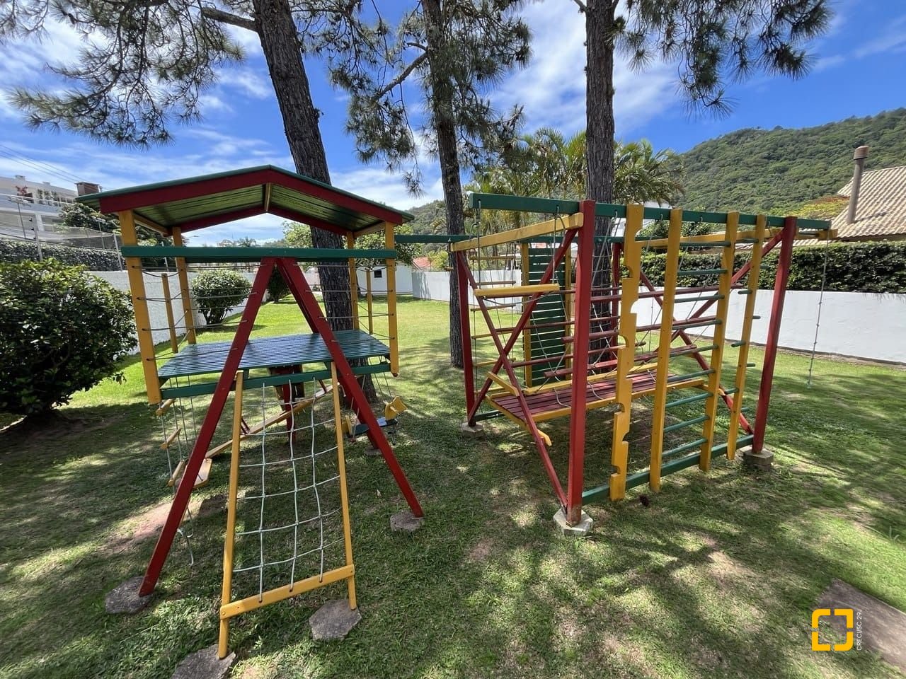Casa de Condomínio com 185m², 4 quartos (sendo 3 suítes), 2 garagens, no bairro Ponta das Canas em Florianópolis