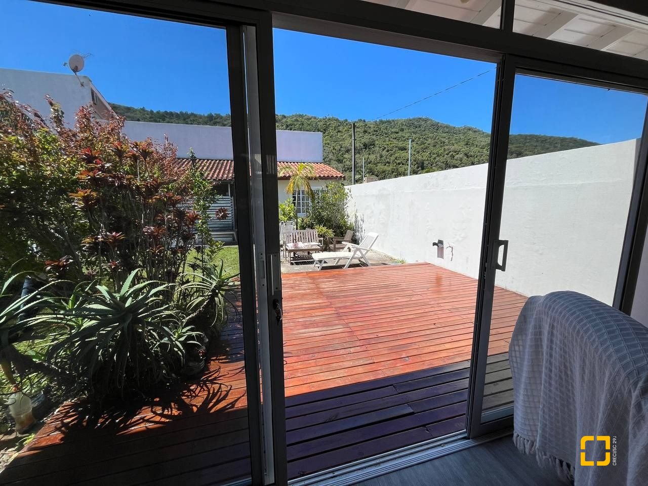 Casa de Condomínio com 185m², 4 quartos (sendo 3 suítes), 2 garagens, no bairro Ponta das Canas em Florianópolis