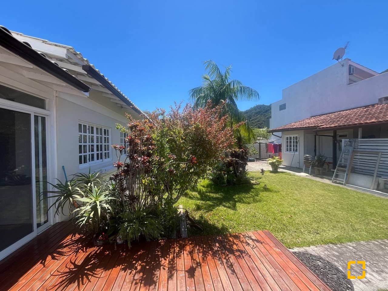 Casa de Condomínio com 185m², 4 quartos (sendo 3 suítes), 2 garagens, no bairro Ponta das Canas em Florianópolis